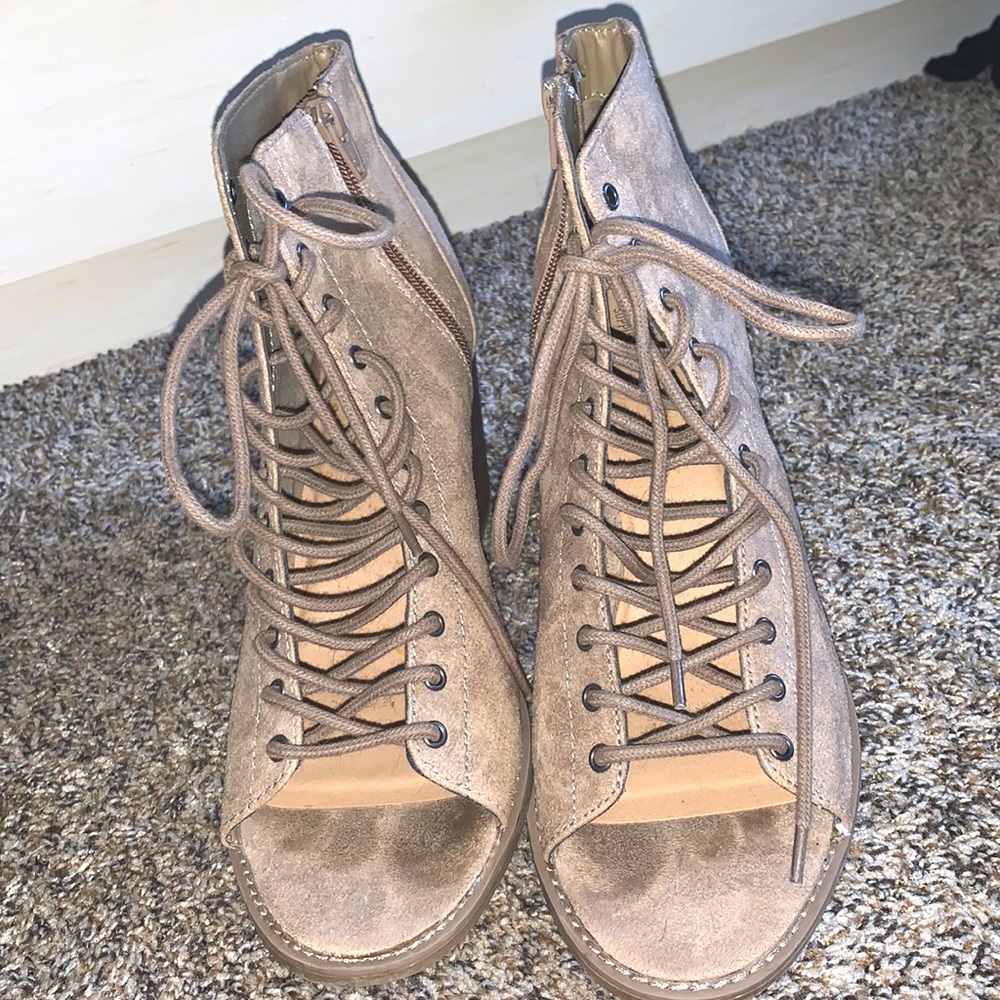 Size 11 Tan Boots with laces